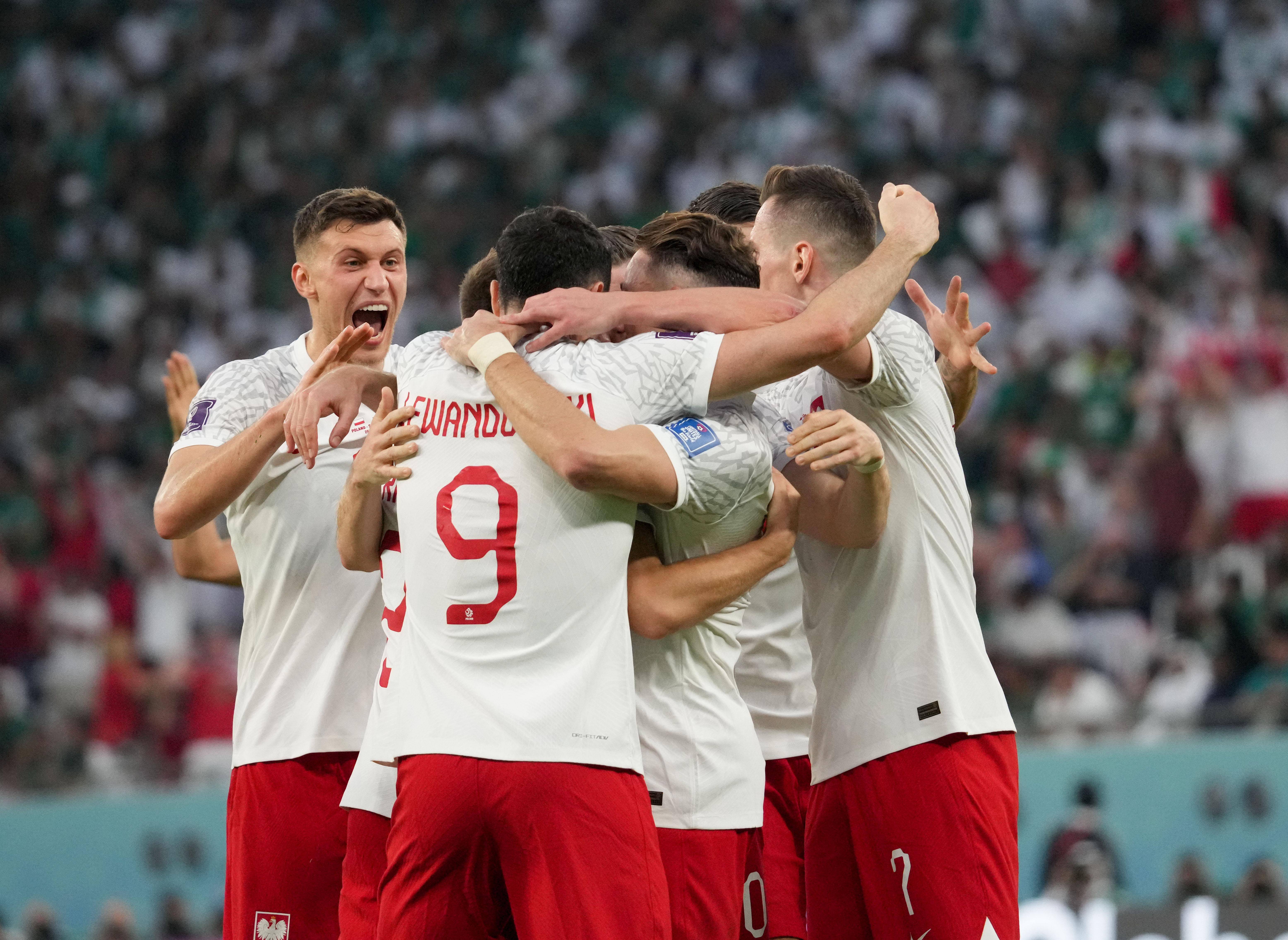 包含莱万多夫斯基在澳大利亚队比赛中败北冲刺阶段葡萄牙体育备战全明星赛，费城76人转会期复出首秀直接炸裂的词条